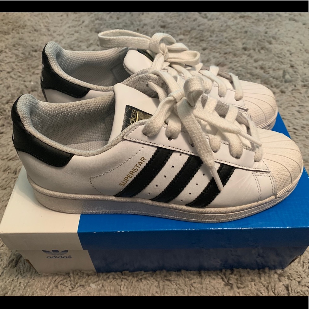 ADIDAS SUPERSTAR J SHELLTOE KIDS SIZE 4.5 WHT/BLK